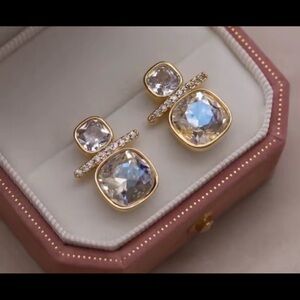 Gorgeous gold plated square cut swarovski elements earrings #227